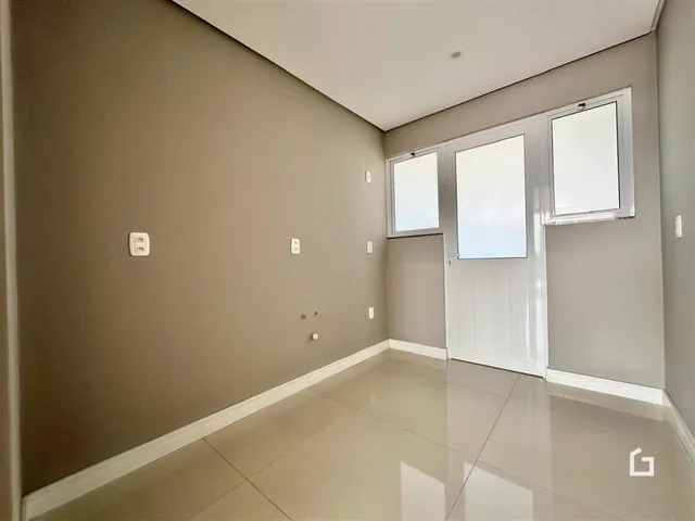 Vista interna de um corredor com piso de cerâmica claro.