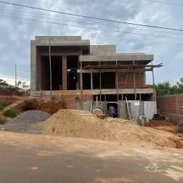Fachada de uma construção em andamento em Lajeado, Brasil.