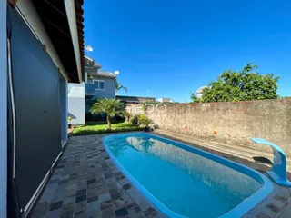 Vista de uma piscina e área externa de uma propriedade em Lajeado.