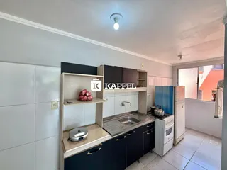 Esta é uma foto da cozinha com armários escuros e bancada de trabalho.