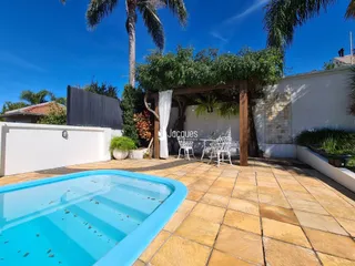 Vista externa de uma área de piscina e pátio em Lajeado, Brasil.