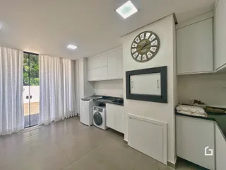 Ambiente interno claro com cozinha e sala de estar em Lajeado.