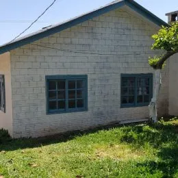 Fachada externa de uma residência branca em Lajeado, Brasil.