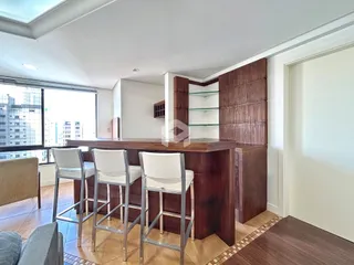 Ambiente interno de uma sala com vista para a cidade em Lajeado.