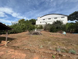 Vista da fachada de um imóvel em Lajeado, Brasil, com vegetação ao redor.