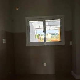 Foto de uma janela mostrando a vista externa do imóvel.