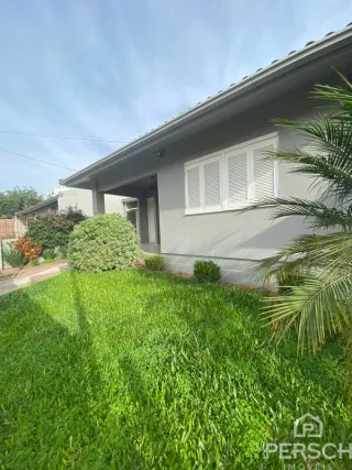Fachada de uma casa com gramado verde.