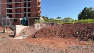 A foto mostra uma construção em andamento com terra exposta no primeiro plano.