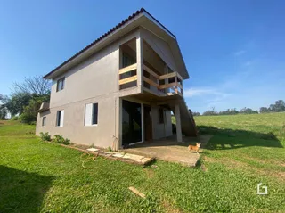 Fachada de uma casa em Lajeado, Brasil, com varanda de madeira.