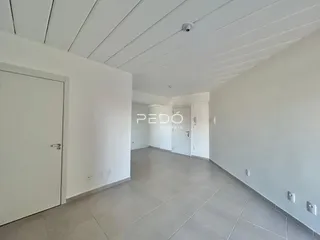 Hall de entrada com paredes brancas e piso de cerâmica em uma propriedade.