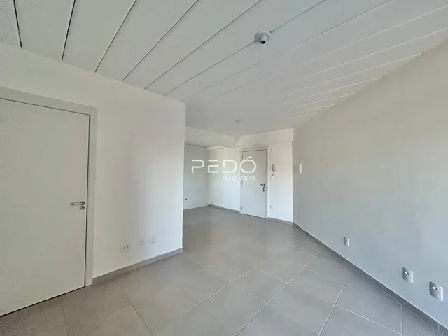 Hall de entrada com paredes brancas e piso de cerâmica em uma propriedade.