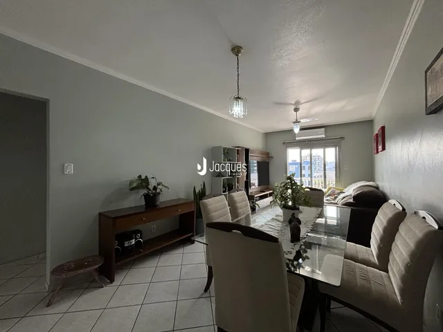 Sala de estar e jantar com piso de cerâmica e móveis de madeira.