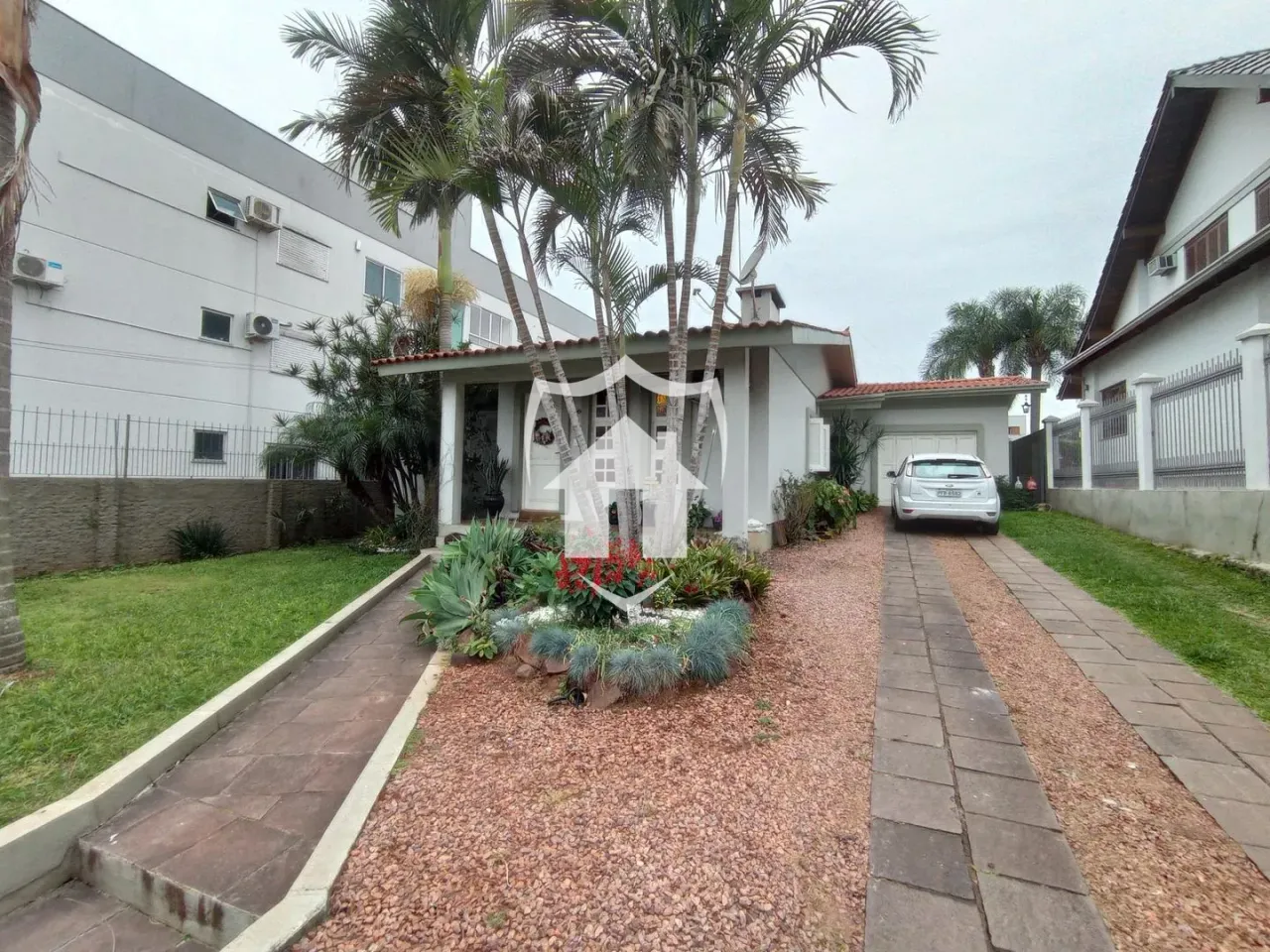 Casa com 4 dormitórios, foto 1