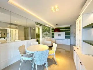 Ambiente de sala de jantar e estar com decoração moderna em Lajeado.