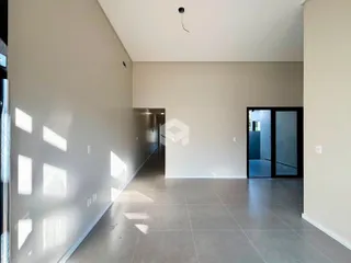 Hall de entrada de um imóvel em Lajeado com piso de concreto.