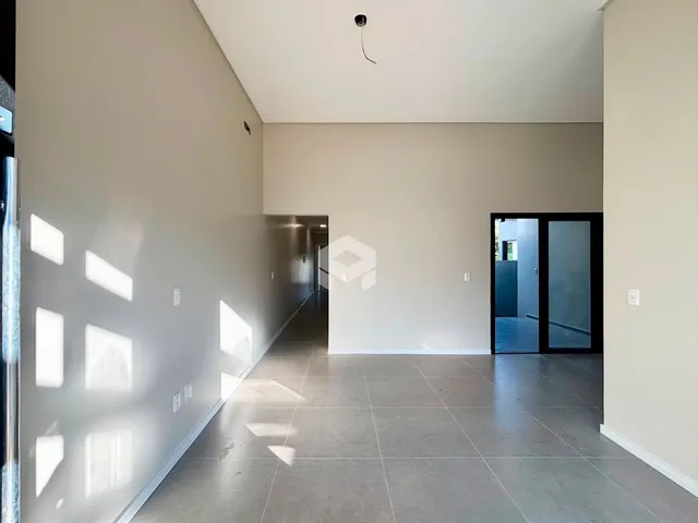 Hall de entrada de um imóvel em Lajeado com piso de concreto.