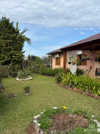 Um jardim gramado com vegetação exuberante é visível na propriedade.