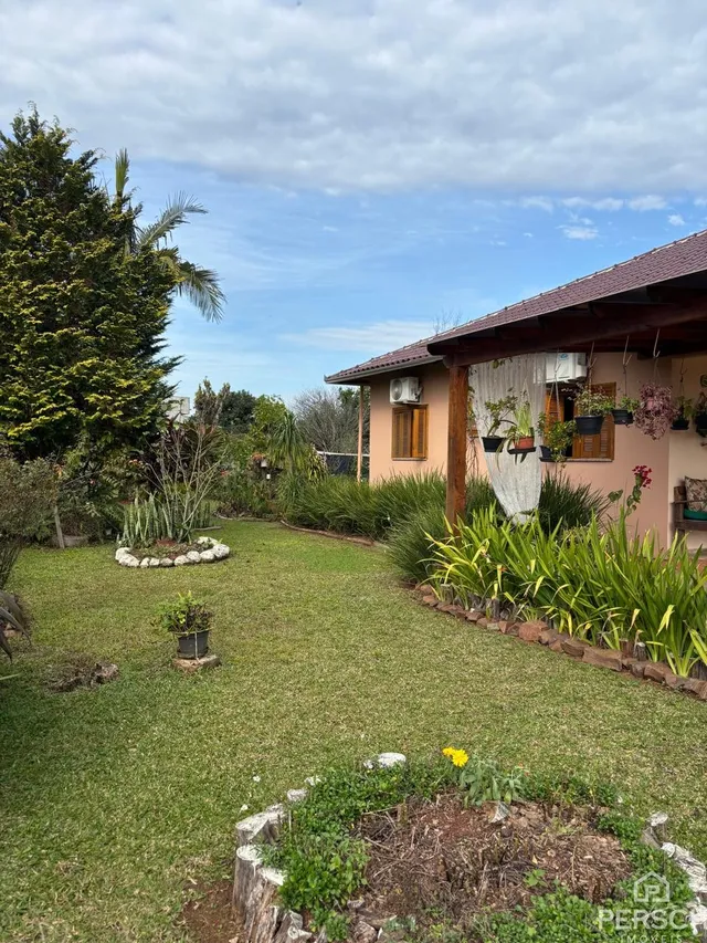 Um jardim gramado com vegetação exuberante é visível na propriedade.
