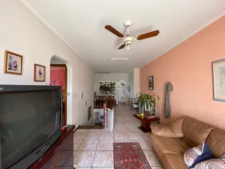 Imagem de uma sala de estar com corredor em uma residência no Brasil.