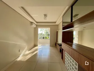 Interior de um corredor com paredes brancas e piso de cerâmica clara.