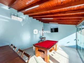 Esta é uma foto de uma sala de lazer com mesa de bilhar e forro de madeira em um imóvel em Lajeado.