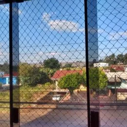 Vista externa da propriedade através de uma cerca de tela.