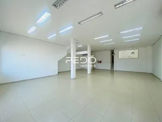 Espaço interno amplo com paredes brancas e teto claro.