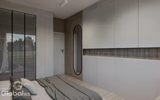 Quarto moderno com grandes portas de vidro e painéis de madeira.