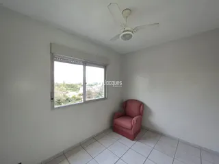 A sala apresenta paredes brancas e piso de cerâmica.