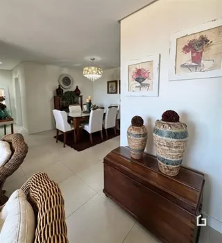 Sala de estar e jantar com móveis de madeira e decoração.