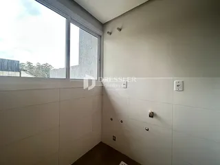 Parede interna com janela de grande formato em um imóvel.