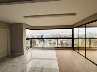 Sala de estar ampla com vista panorâmica da cidade.