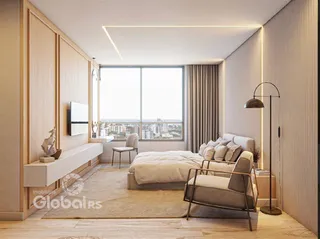 Quarto moderno com grande janela e decoração neutra.