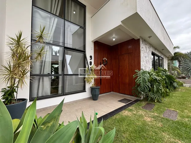 Fachada moderna de uma residência em Lajeado, Brasil com jardim frontal.