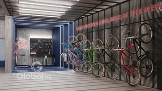 Interior de um espaço com parede texturizada e bicicletas estacionadas.