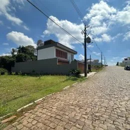 Fachada de uma residência em Lajeado, Brasil, com paisagismo frontal.
