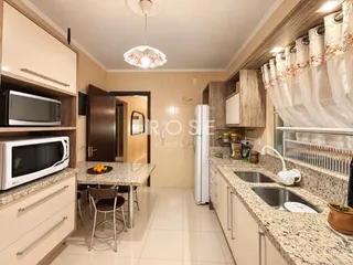 Foto de uma cozinha moderna com armários e bancadas de granito.