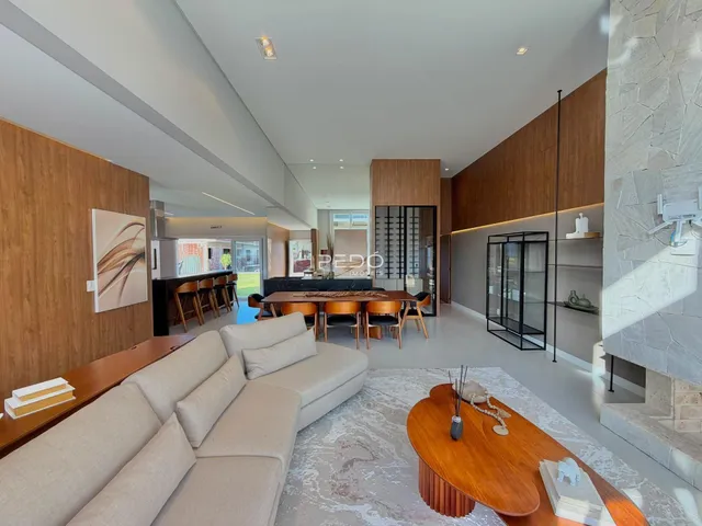 Sala de estar ampla com decoração moderna e piso de madeira.