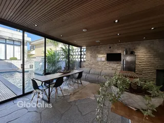 Sala de jantar com vista para a área externa e piscina.