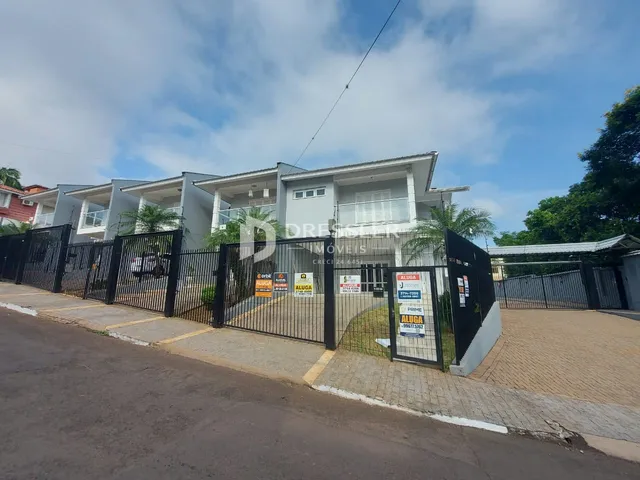 Fachada de um imóvel residencial em Lajeado, Brasil, com cerca e portão.