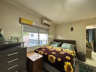 Quarto com cama e janela em um imóvel no Brasil.