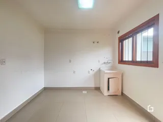 Foto de um ambiente interno com piso de cerâmica e janela de madeira.