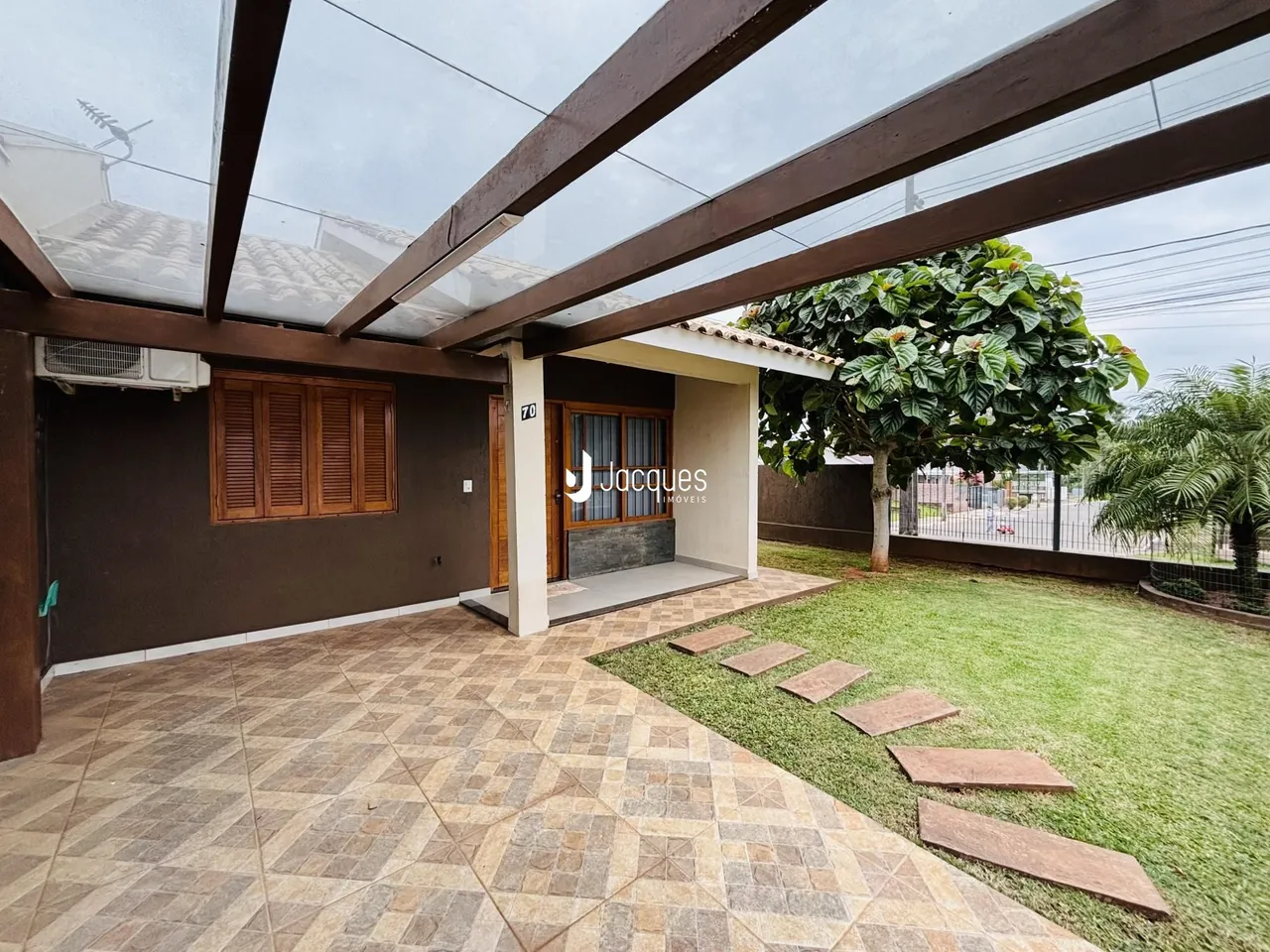 Fachada de uma casa em Lajeado, Brasil, mostrando o pátio e o jardim.