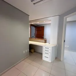Ambiente interno com piso de cerâmica e armários de madeira.