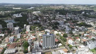 Vista aérea de uma área residencial em Lajeado, Brasil, mostrando a expansão urbana.