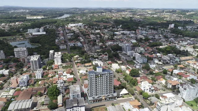 Vista aérea de uma área residencial em Lajeado, Brasil, mostrando a expansão urbana.