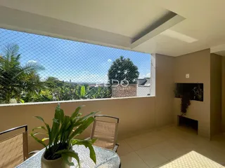 Vista externa de uma residência em Lajeado, Brasil, vista através de uma grade.