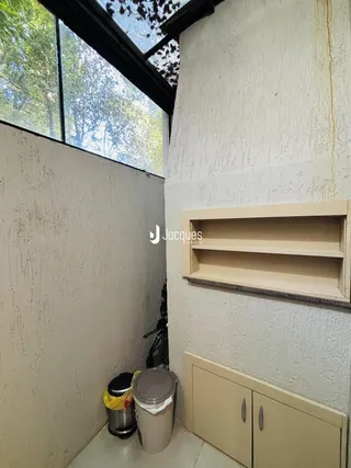 Vista interna de uma parede com janela grande em uma propriedade em Lajeado.