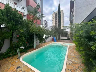 Foto de uma piscina externa em um imóvel no Brasil.