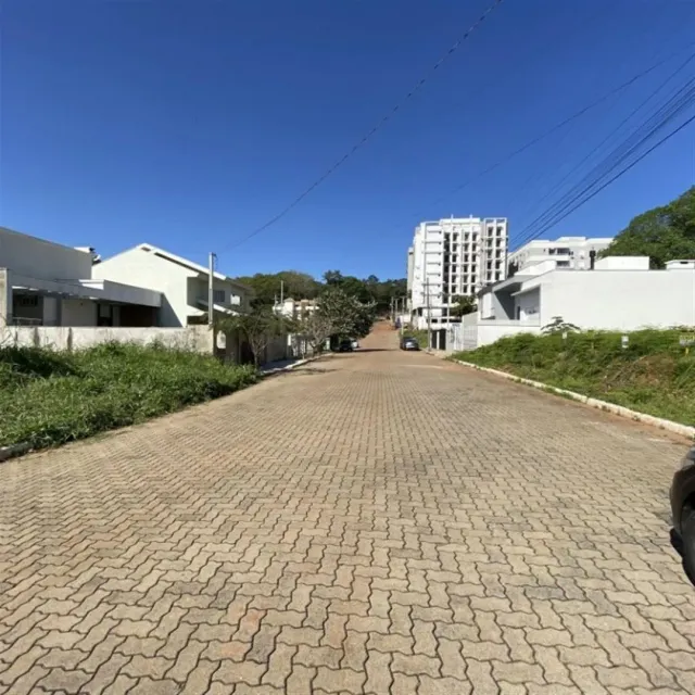 Vista da entrada pavimentada de uma residência em Lajeado.